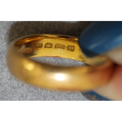 568 - 22ct Gold Wedding Band Weight 9.35gms In A Box
Size R