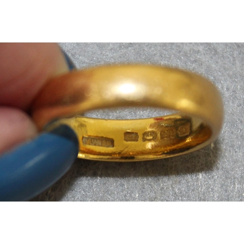 568 - 22ct Gold Wedding Band Weight 9.35gms In A Box
Size R