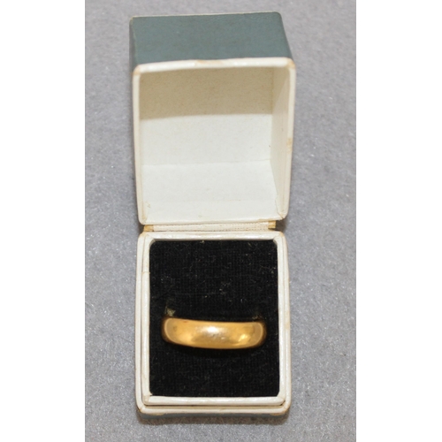 568 - 22ct Gold Wedding Band Weight 9.35gms In A Box
Size R