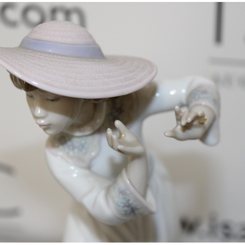 70 - NAO By Lladro/Lladro Figurines, 
Tallest 24cm
 Lady Flutist-Detachable Stand And Flute With Glue Sho... 