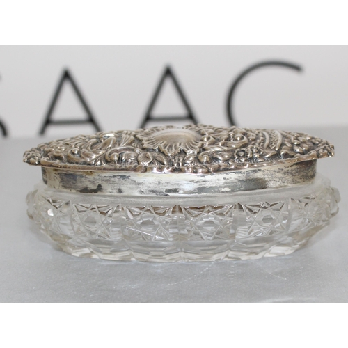 509 - Silver Hallmarked Topped Trinket Dish
Length 10.5 cm