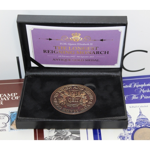 335 - A Boxed Medal The Longest Reigning Monarch 1952-2015/A Collection Of First day Covers And Some Unfra... 