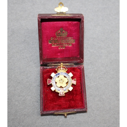 51 - Boxed Vintage Primrose Imperium ET Libertas Badge