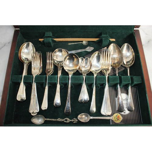 88 - Boxed Set Of Cutlery