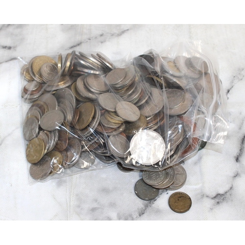 384 - Bag Of Mixed Worldwide Coinage 
Weight 1790g