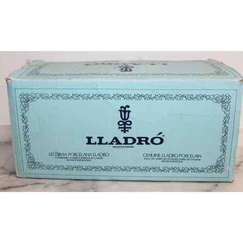 112 - 3 x Lladro Figurines With One Box
Tallest 32cn
COLLECTION ONLY