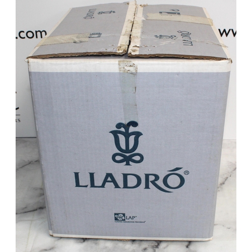 117 - Boxed Lladro Figurine (Love Nest)
Height 22cm
COLLECTION ONLY