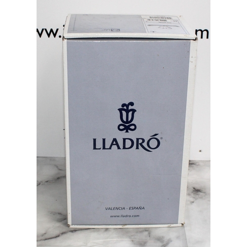 120 - Boxed Lladro Figurine (Endless Love)
Height 12cn
Length 16cm
COLLECTION ONLY