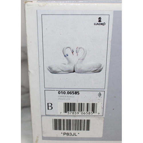 120 - Boxed Lladro Figurine (Endless Love)
Height 12cn
Length 16cm
COLLECTION ONLY