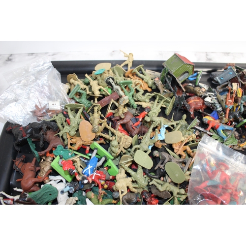 881 - Mixed Toy Figures ( Metal / Plastic ) Various Conditions