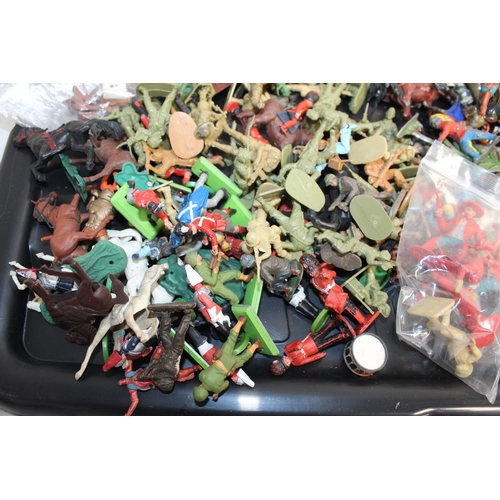 881 - Mixed Toy Figures ( Metal / Plastic ) Various Conditions