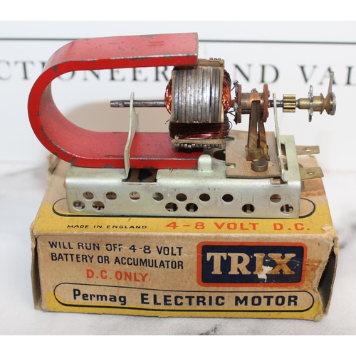 611 - Boxed Trix Permag Electric Motor 
Will Run Off 4-8 Volt Battery
Untested