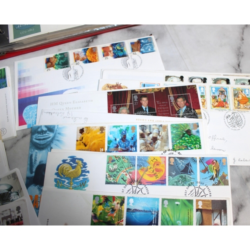 527 - A Quantity Of 1st Day Covers And 2 Stamp Albums