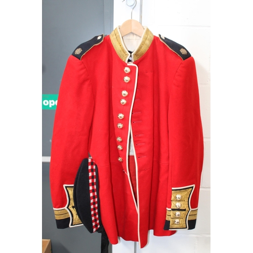 236 - Tunic Man's Coldstream Guards & Scottish Glengarry Hat
Size Shown In Pictures