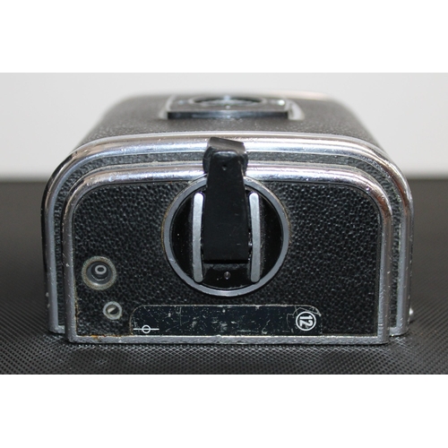 16 - HASSELBLAD 500C Camera Kit in Hard Carry Case.

Complete with Carl Zeiss Lense ( Nr 4971603), Two Fi... 