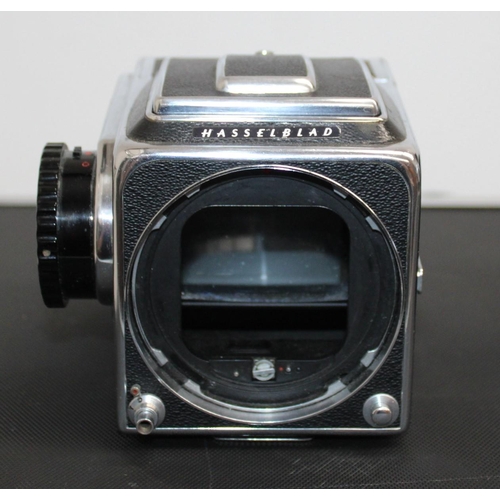 16 - HASSELBLAD 500C Camera Kit in Hard Carry Case.

Complete with Carl Zeiss Lense ( Nr 4971603), Two Fi... 