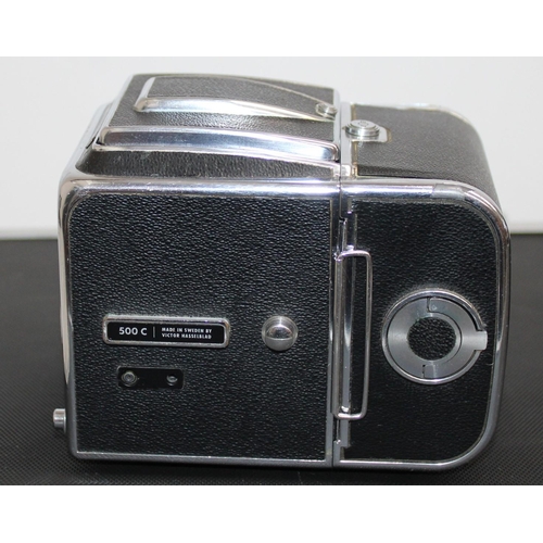 16 - HASSELBLAD 500C Camera Kit in Hard Carry Case.

Complete with Carl Zeiss Lense ( Nr 4971603), Two Fi... 