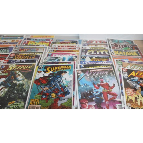 23 - A Large Quantity Of Comics Including Dc Marvel I Vampire, Catwoman, DoomPatrol, Skreemer And \others...