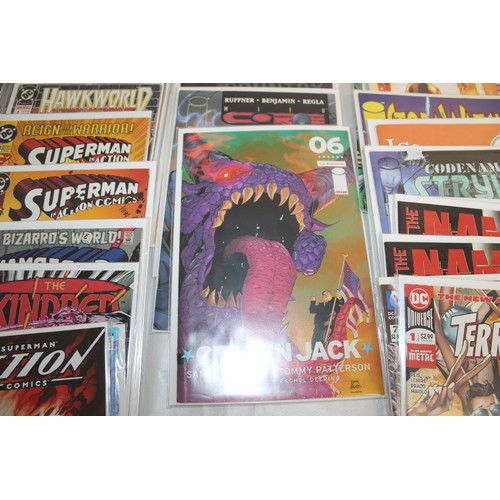 23 - A Large Quantity Of Comics Including Dc Marvel I Vampire, Catwoman, DoomPatrol, Skreemer And \others...