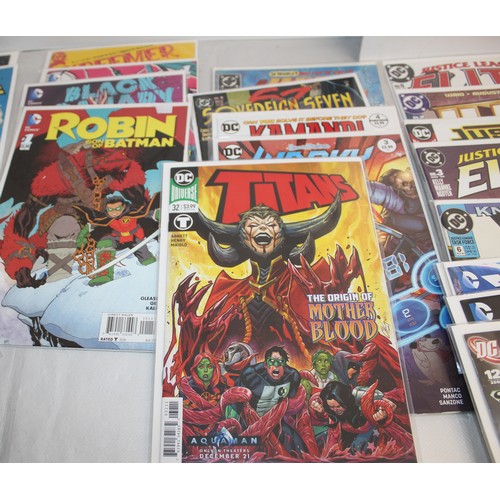 23 - A Large Quantity Of Comics Including Dc Marvel I Vampire, Catwoman, DoomPatrol, Skreemer And \others...