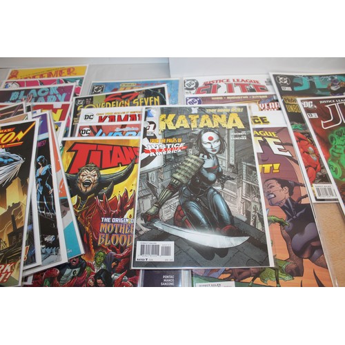 23 - A Large Quantity Of Comics Including Dc Marvel I Vampire, Catwoman, DoomPatrol, Skreemer And \others...