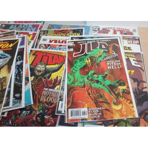 23 - A Large Quantity Of Comics Including Dc Marvel I Vampire, Catwoman, DoomPatrol, Skreemer And \others...