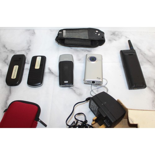 199 - A Collection Of Mobile Phones And Other Items Untested