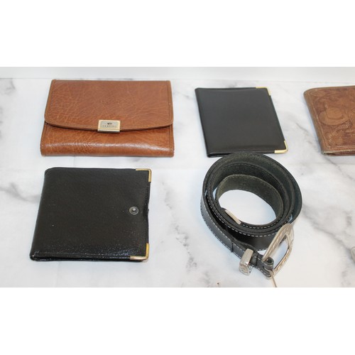 174 - Real Leather Items Including Belts, Wallets And A Men's Grooming Kit
Various Conditions