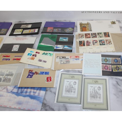 367 - A Quantity Of Stamps Some In Albums Including Franked And Unfranked Stamps