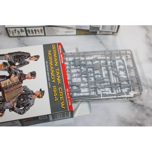 967 - 6 x Boxed Mini Art Miniatures Inc- Mixture Of Different Figures/Concrete Telegraph Poles