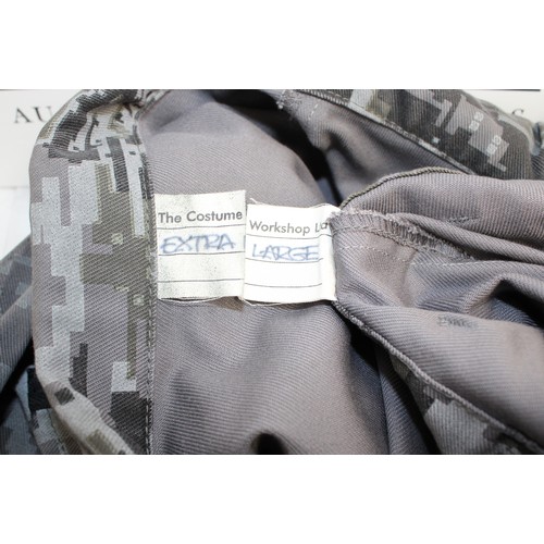 290 - 2 x XL Camouflage Jackets With Trousers