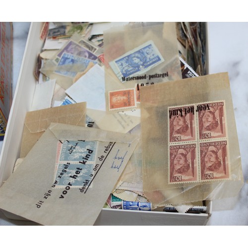 17 - Quantity Of Franked & Unfranked Stamps In Boxes