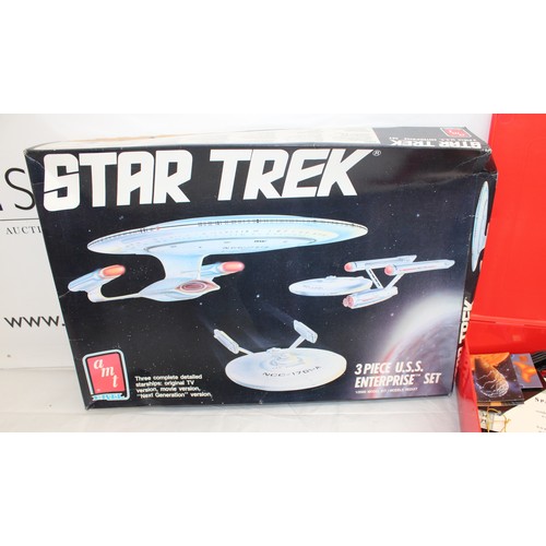 656 - Boxed STAR TREK 3 Piece U.S.S. ENTERPRISE SET & Case Containing Star Trek Cards Etc