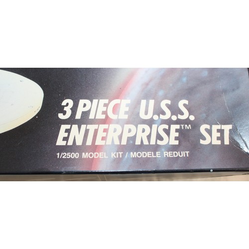 656 - Boxed STAR TREK 3 Piece U.S.S. ENTERPRISE SET & Case Containing Star Trek Cards Etc