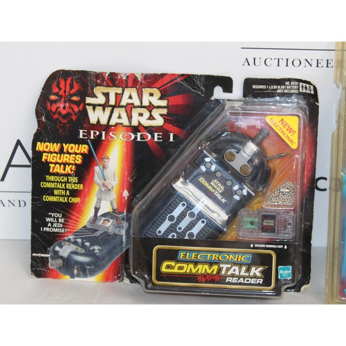 660 - 4 x Star-Wars Books And 2 x Boxed Star-wars Toys 
Electromic Comm Talk Untested
Star-Wars Quiz Whizz... 