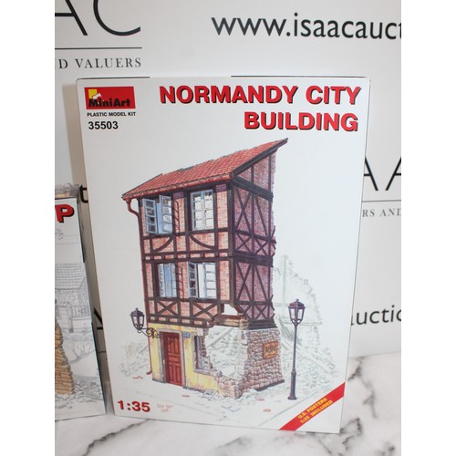 670 - 2 x Boxed Mini Art Building Models Kits