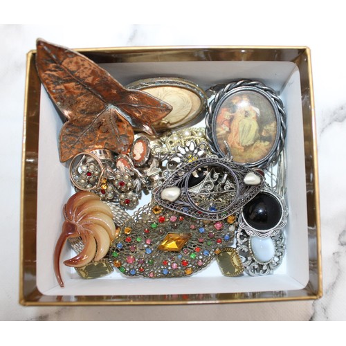 419 - Box Containing Mixed Jewellery Items Some Silver