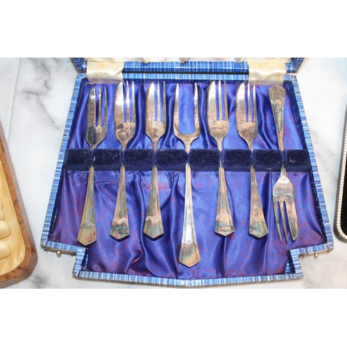 474 - 3 x Boxed Cutlery Sets