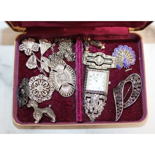 425 - Jewellery Items In A Jewellery Box