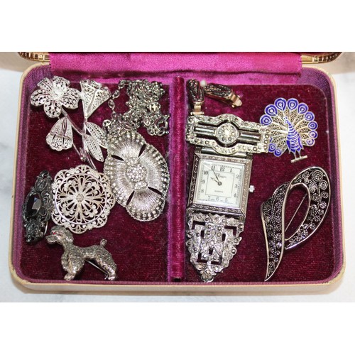 425 - Jewellery Items In A Jewellery Box