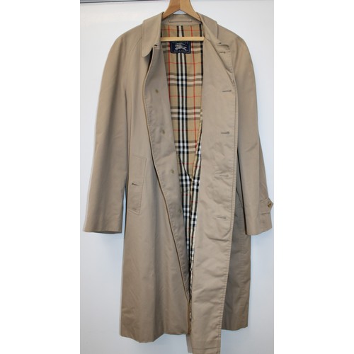 284 - Men's Burberry London Rain Mac Size 54 Reg C82D
Damage To One Button & One Button Missing As Shown I... 