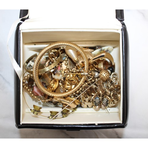 435 - Jewellery Box Containing Jewellery Items Etc