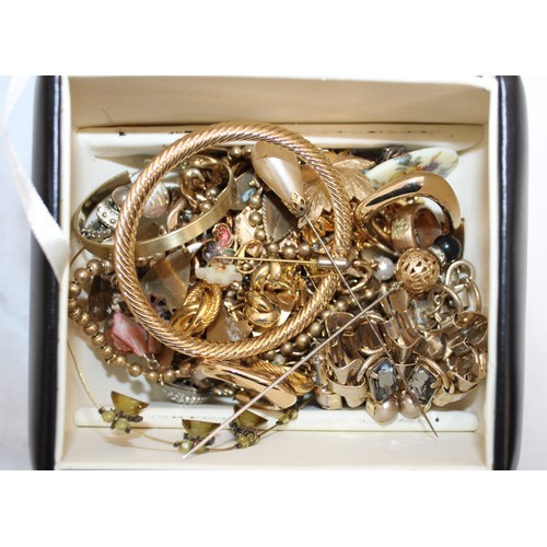 435 - Jewellery Box Containing Jewellery Items Etc