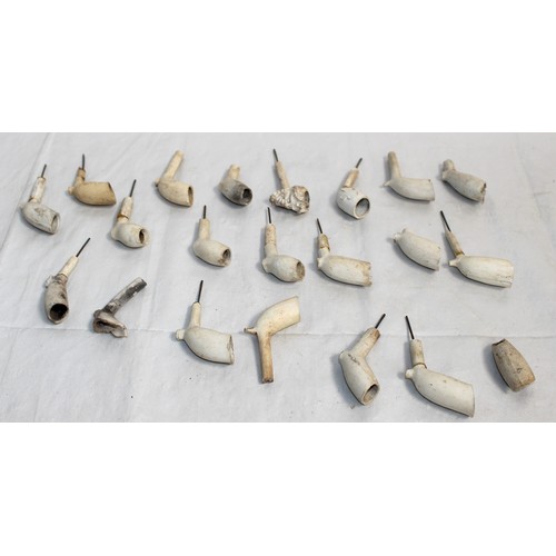 596 - A Collection Of Clay Pipes 2 x Decorative Shown In Photos Various Conditions