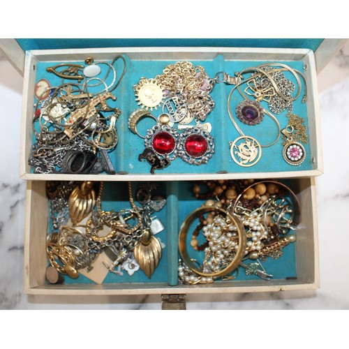 440 - Jewellery Box Containing Mixed Vintage Jewellery Items