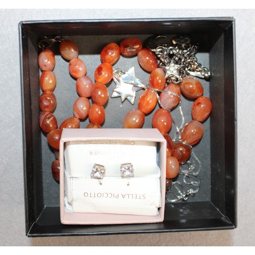 518 - Silver 925 Jewellery Items & Stamped 925 Clasp Beaded Necklace
In A Box