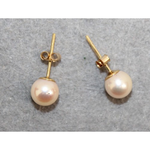 590 - Boxed 9 Carat Gold Cultured Pearl Earrings Total Weight 1.08g