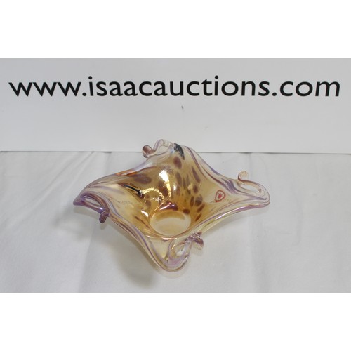 174 - Decorative Glass Bowl 14.5 x14.5cm
COLLECTION ONLY