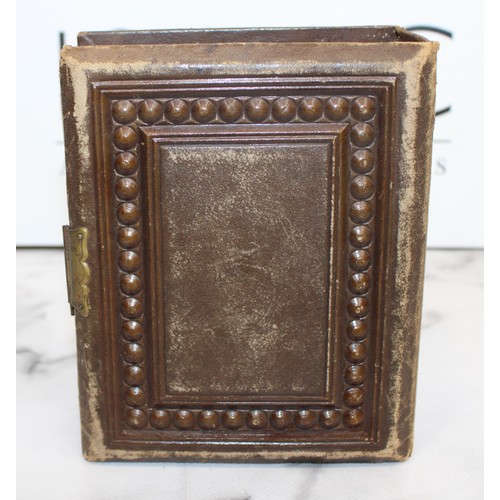 122 - A Collectable Victorian Lockable Family Photo/Post Card Album 15cm x 12cm