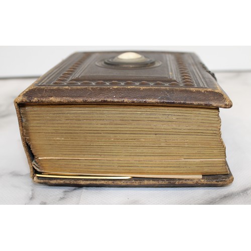 122 - A Collectable Victorian Lockable Family Photo/Post Card Album 15cm x 12cm